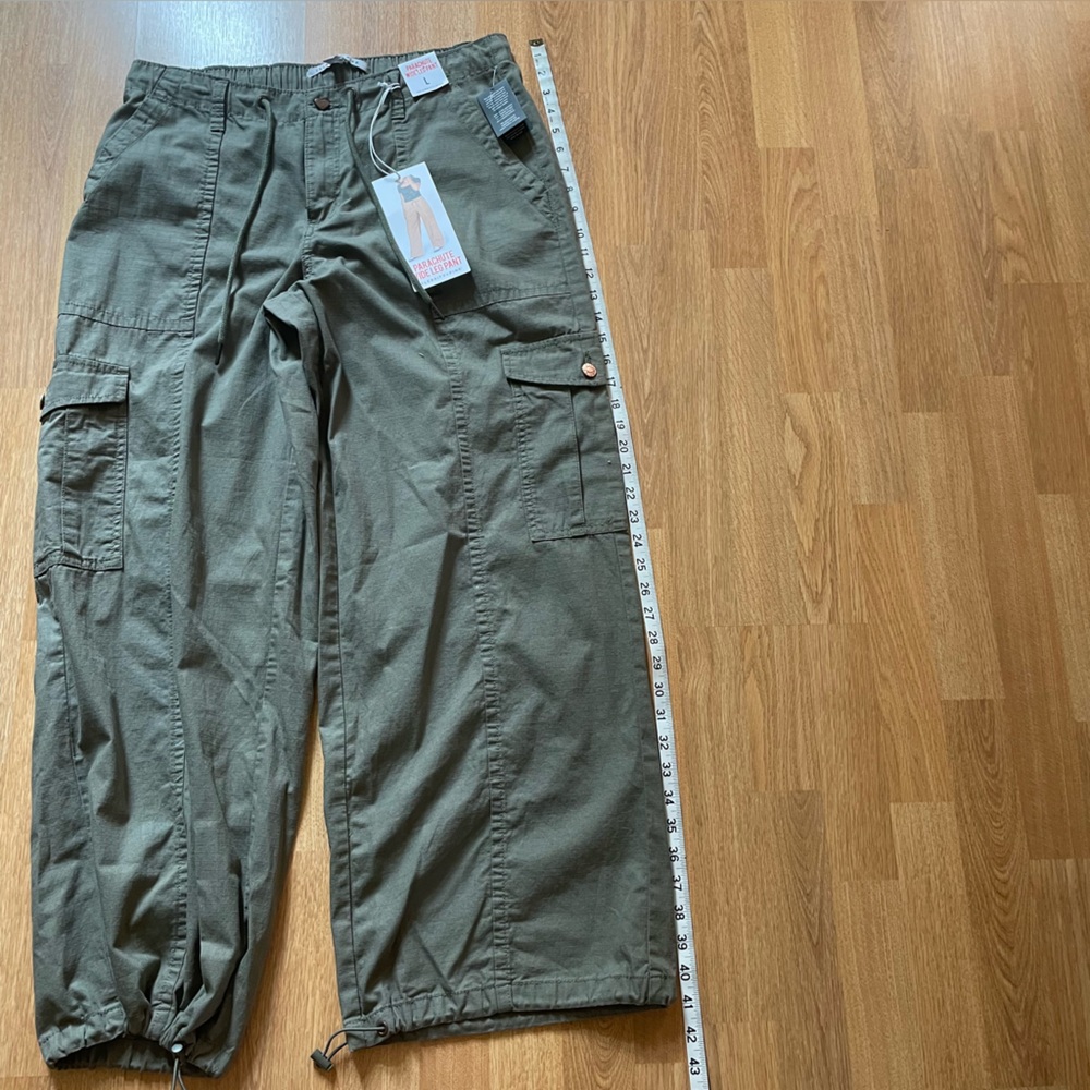 Celebrity Pink Pants
Womens Size L  Parachute Wide Leg Cargo Ripstop
Green NWOT - Picture 15 of 16